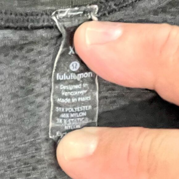 Lululemon Vented T Shirt with graphic design. Charcoal. Size XL - Picture 4 of 5
